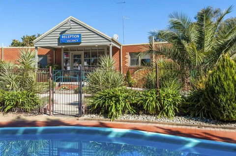 COMFORT INN COACH AND BUSHMANS - Local Tourism 0
