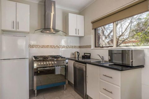 COMFORT INN COACH AND BUSHMANS - Local Tourism 5