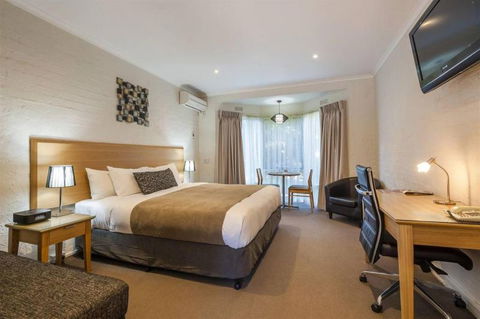 COMFORT INN COACH AND BUSHMANS - Local Tourism 1