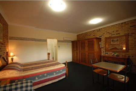 Country Gardens Motor Inn - Accommodation Australia 2