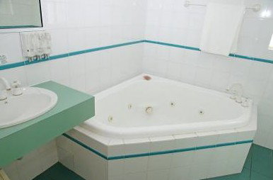 Sapphire Waters Motor Inn - Accommodation Australia 3