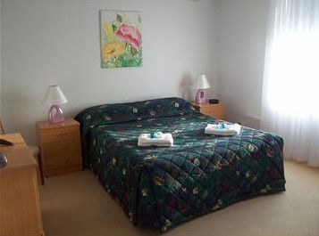 AA Madalena Court Holiday Apartments - Accommodation Australia 3