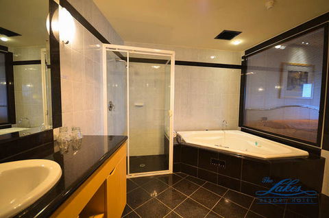 The Lakes Resort Hotel - Accommodation Australia 1