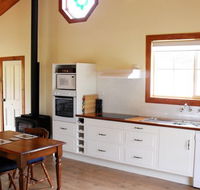 The Old Oak Bed and Breakfast - The Shearing Quarters - Local Tourism