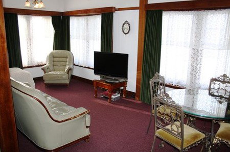 Mayfair Motel On Cavell - Local Tourism 3