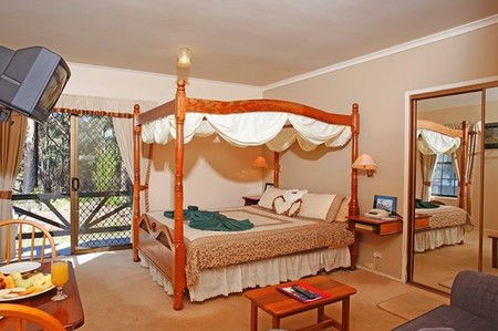 Fox And Hounds Inn - Local Tourism 3