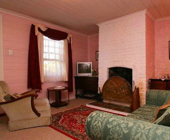 Hollyhock Cottage - Accommodation Australia 4