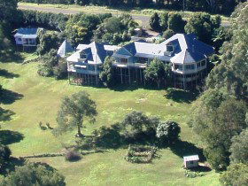 The Spotted Chook Ferme Auberge And Amelies Petite Maison - Accommodation Australia 0