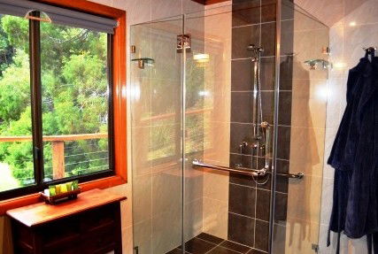 A Waterfall Hideout-Rainforest Cabin For Couples - Local Tourism 0