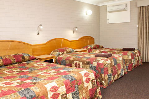 Hilltops Retreat Motor Inn - Accommodation Australia 2