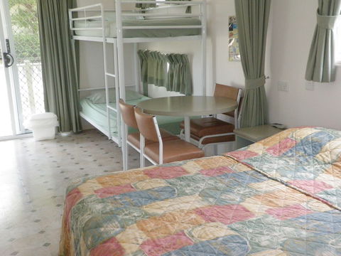Emerald Cabin And Caravan Village - Accommodation Australia 3