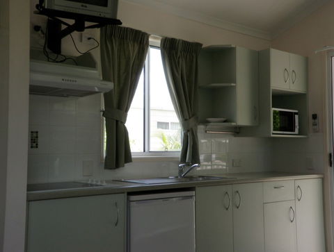 Emerald Cabin And Caravan Village - Accommodation Australia 4