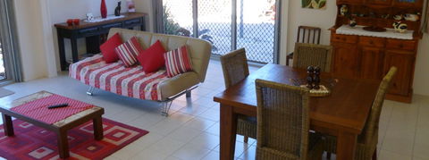 Awoonga Shed Retreat - Bed n Breakfasts 1