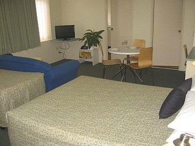 Paramount Motel And Serviced Apartments - Accommodation Australia 2