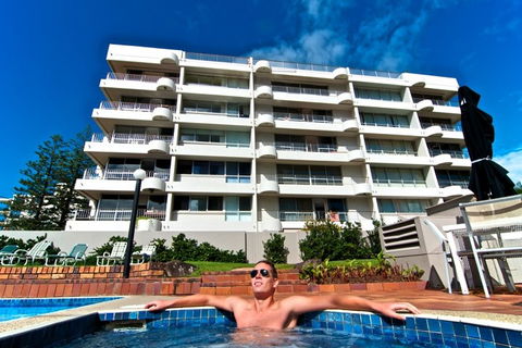SURFERS CHALET HOLIDAY APARTMENTS - Accommodation Australia 0