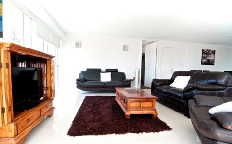 SURFERS CHALET HOLIDAY APARTMENTS - Accommodation Australia 1