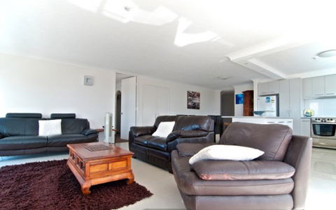 SURFERS CHALET HOLIDAY APARTMENTS - Accommodation Australia 2