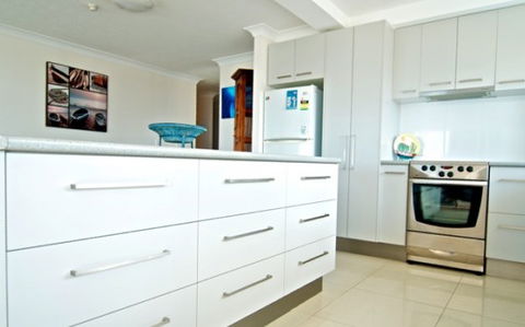 SURFERS CHALET HOLIDAY APARTMENTS - Accommodation Australia 3