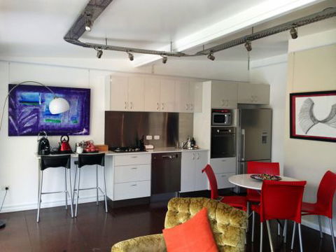 ArtHOUSE Beachfront Accommodation - Local Tourism 1
