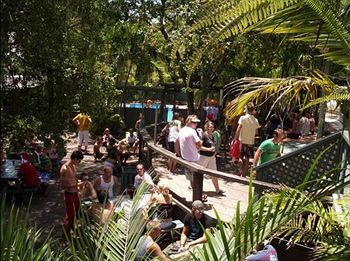 Nomads Noosa Backpackers Hostel - Australia Shopping 7