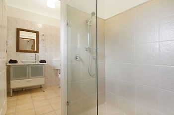 Artisan Spa Views - Local Tourism 7