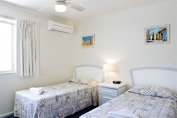 Beach Breakers Resort - Australia Shopping 2