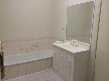 Australian Home Away Ringwood @ Bardia - Local Tourism 1