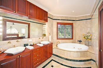Kingfishers Manor @ Noosa - Local Tourism 10