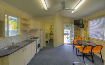 Alex Beach Cabins - Australia Shopping 13