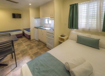 Alex Beach Cabins - Australia Shopping 35