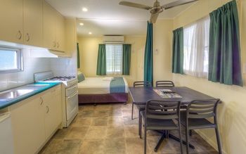 Alex Beach Cabins - Australia Shopping 36