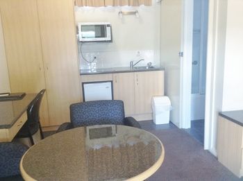 Ashton Townhouse Motel And Suites - Accommodation Australia 4
