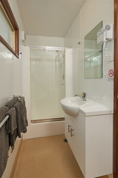 Gundagai Cabins & Tourist Park - Local Tourism 11