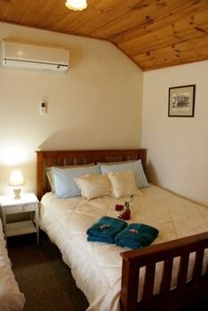 A Settler's Cottage - Local Tourism 5