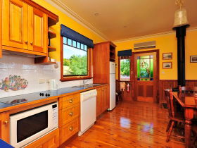 Beauty Point's Pomona Spa Cottages - Accommodation Australia 2