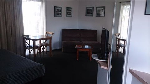 Budget On The Lake - Accommodation Australia 0