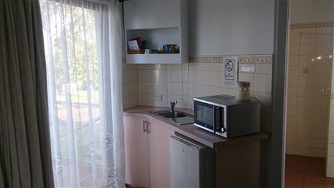 Budget On The Lake - Accommodation Australia 1