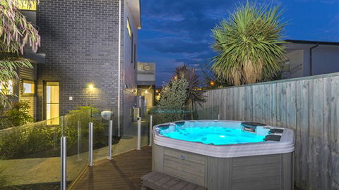 Serenity Torquay Ocean View: Luxury Beachfront - Local Tourism 5
