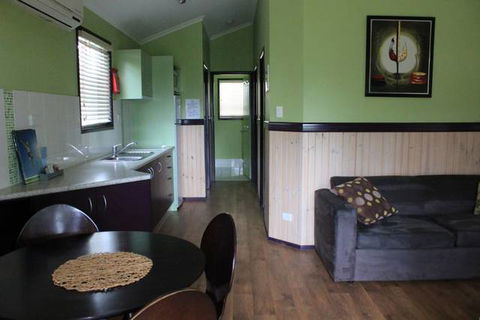 Aussie Outback Oasis Cabin & Van Village - Bed n Breakfasts 1