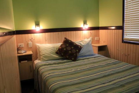 Aussie Outback Oasis Cabin & Van Village - Bed n Breakfasts 0