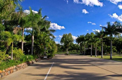 Aussie Outback Oasis Cabin & Van Village - Bed n Breakfasts 2