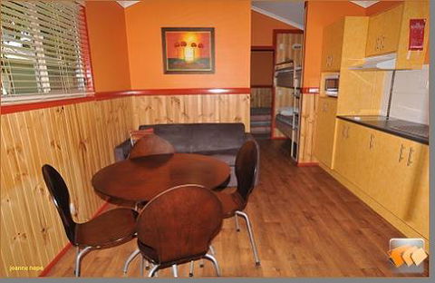 Aussie Outback Oasis Cabin & Van Village - Bed n Breakfasts 3
