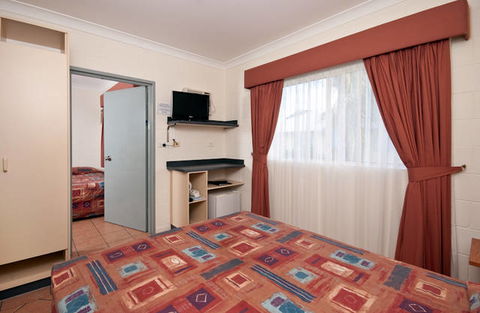 Cairns Queens Court - Local Tourism 0