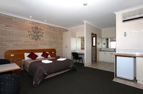 Clifford Gardens Motor Inn - Local Tourism 0