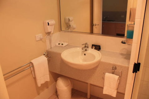 Country Roads Motor Inn - Gayndah - Australia Shopping 1