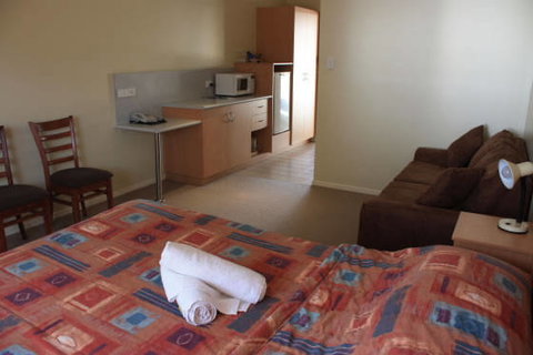 Country Roads Motor Inn - Gayndah - Australia Shopping 2