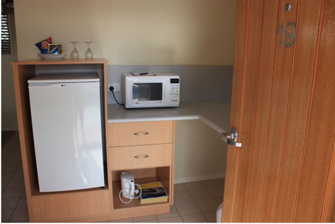 Country Roads Motor Inn - Gayndah - Australia Shopping 6