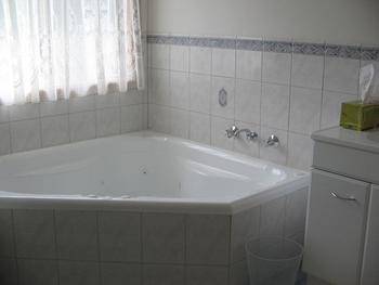 Macburn Self Contained Cottages, Dog Friendly - Accommodation Australia 0
