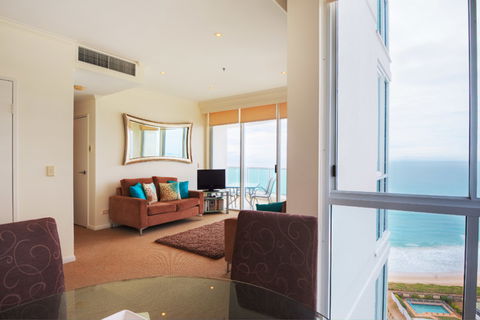 Pacific Views Resort - Main Beach - Local Tourism 1
