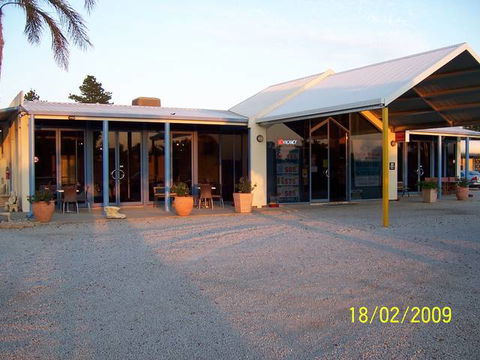 Paddle Steamer Motel - Local Tourism 1